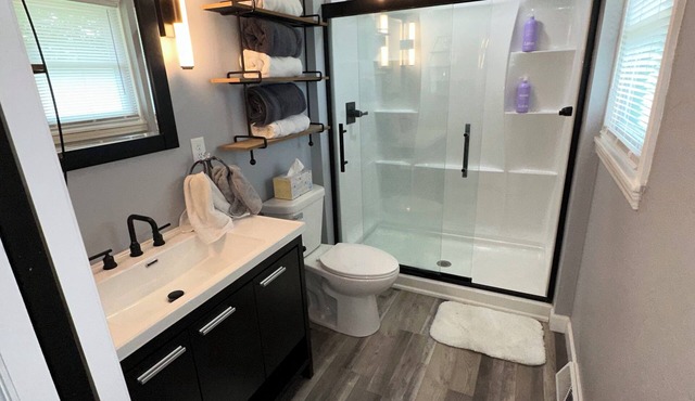 Charming 3-bedroom house with WiFi, AC in lovely Green Bay- close to Lambeau