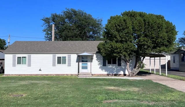 Charming 3-bedroom house in Goodland just off interstate