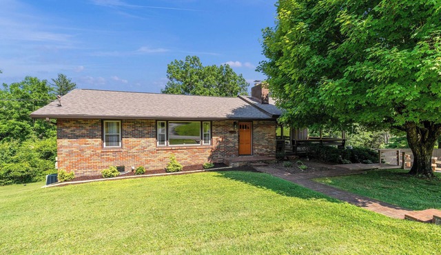 Charming 3-bedroom house with 1000sqft arcade style game room in awesome Bristol