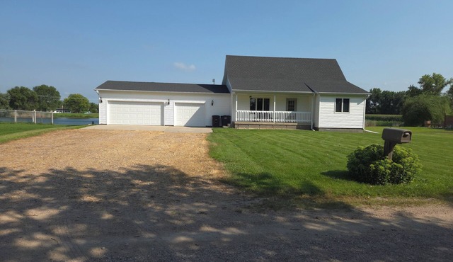 Charming 3-bedroom house in Gibbon with waterfront views Crane central