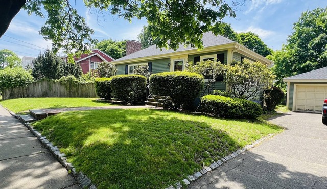 Charming 3-bedroom house with AC and WiFi in Newton