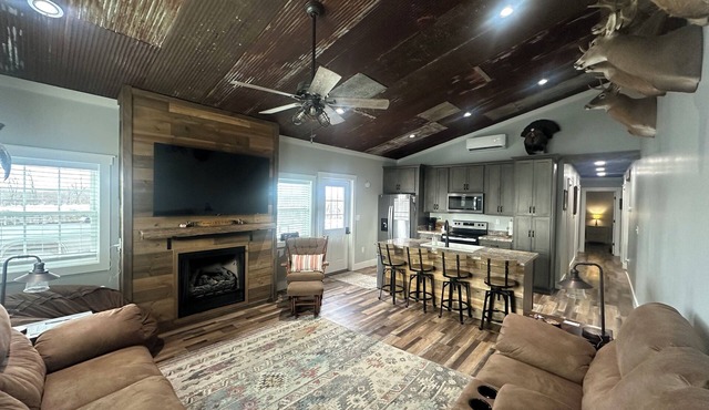 Charming 3-bedroom lodge with AC, WiFi in tranquil Big Clifty