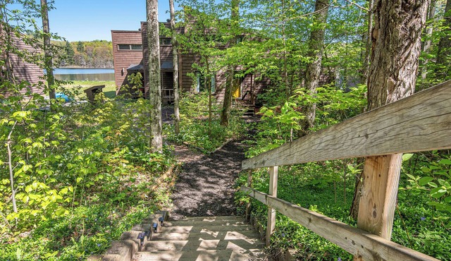 Charming 3-bedroom Lakefront Home - Tons of Amenities like Firepits and WiFi