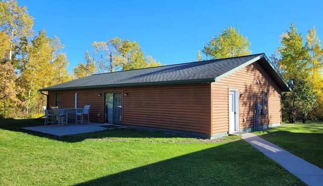 Charming 3-bedroom log home with sauna only 5 miles from Roseau.