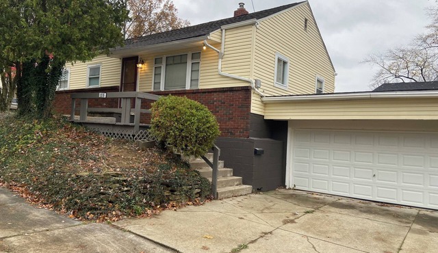 Charming 3-bedroom, newly renovated modern decor home in Akron,Goodyear Heights