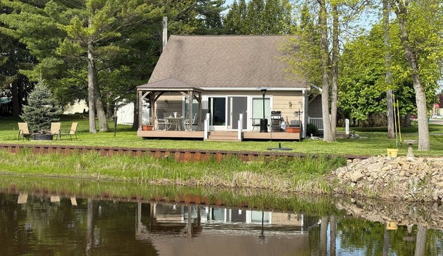 Charming 3-bedroom riverside cottage in brilliant Tawas City