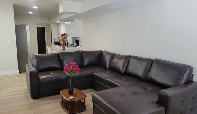 Charming 3-bedroom townhome with WiFi and AC in Lansing