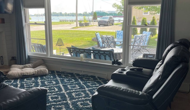 Charming 3-bedroom cottage in adorable Marine City with AC and River Views