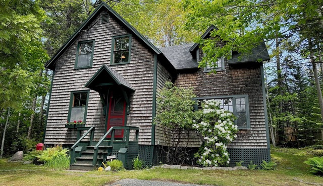 Charming 3-bedroom cottage in serene Mount Desert near Acadia National Park