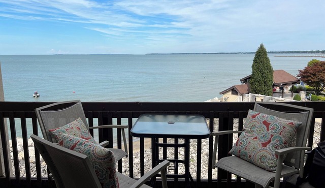 Charming 3-bedroom condo in Port Clinton with Island Views