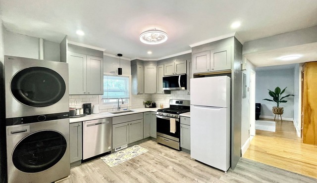Charming 3-Beds In 2-bedrooms Apartment Near Quincy Adams
