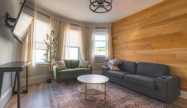 Charming 4 BDR - 10 min Walk to Downtown & Free parking!