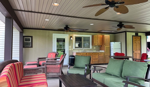 Charming 4-bedroom house with WiFi and AC in Branchport