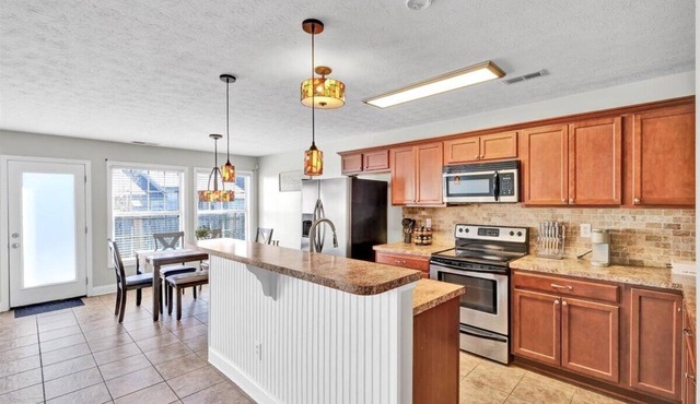 Charming 4-bedroom house with WiFi and AC in fabulous Louisville