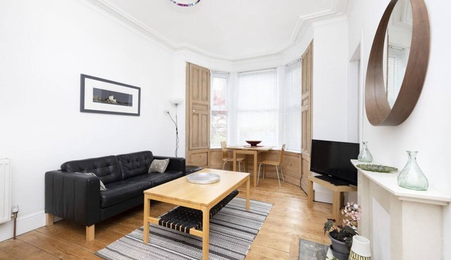 Charming Apartment near Leith Links with Patio