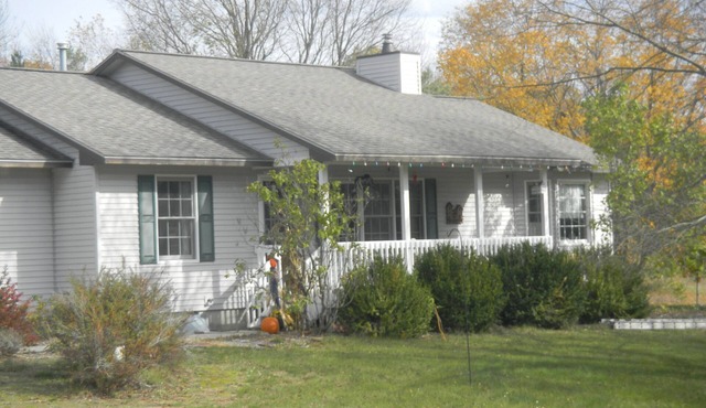 Charming Bed&Bath in a home one mile from Crystal Mountain Golf Resort