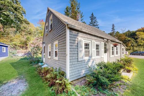 Charming Boothbay Harbor cottage with partial AC, full kitchen, and sun room