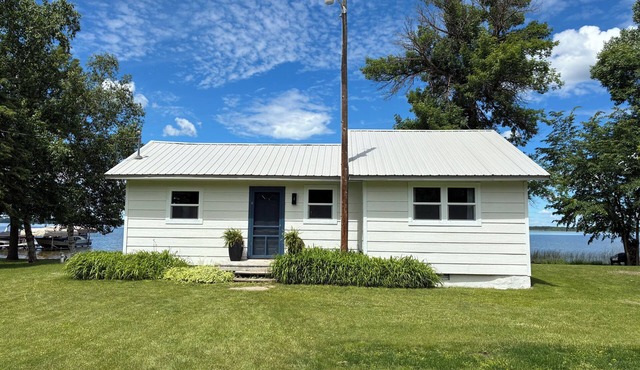 Charming Cabin with Sandy and Shallow Shore, Perfect for Family Fun