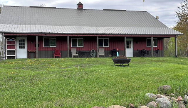 Charming cabin with AC and WiFi in tranquil Luck