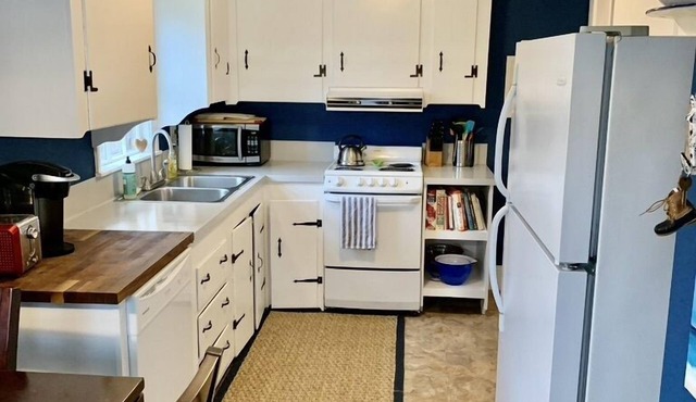 Charming Cape in Mattapoisett Village