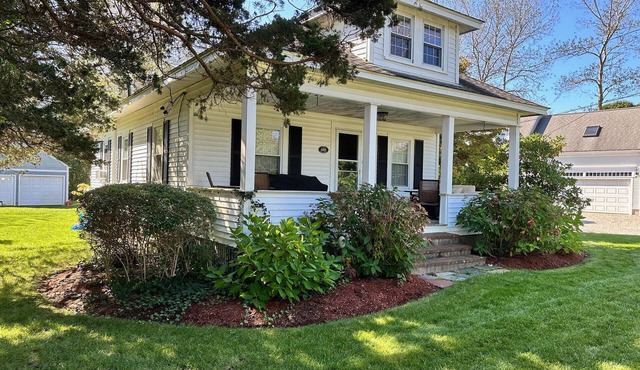 Charming Chatham Bungalow- Minutes to Beaches and Downtown Chatham
