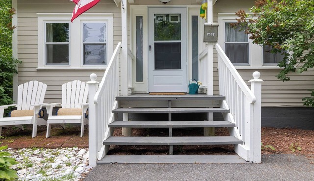 Charming cottage short walk to beach!