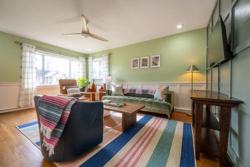 Charming Cottage - Game Room - Yard- Family Friendly