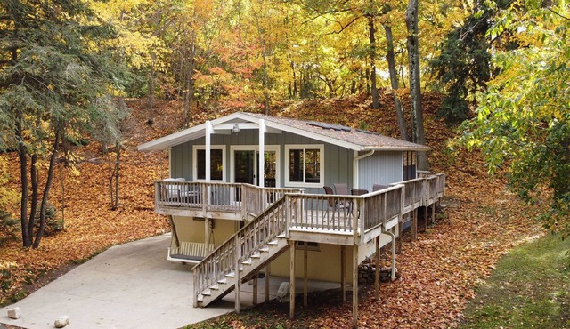 Charming cottage steps away from Lake Michigan and Silver Lake Sand Dunes
