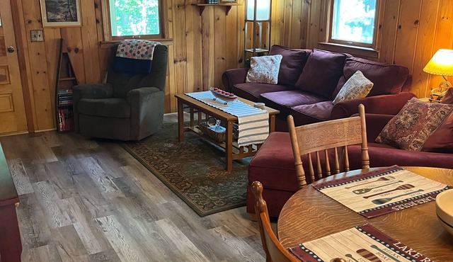 Charming Cozy 3-bedroom Canary Cottage overlooking Fife Lake with lake access.