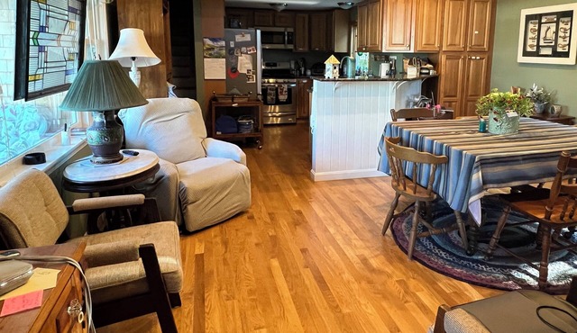 Charming, Family Friendly home. Walk to playground, grocery, restaurants.,beach.
