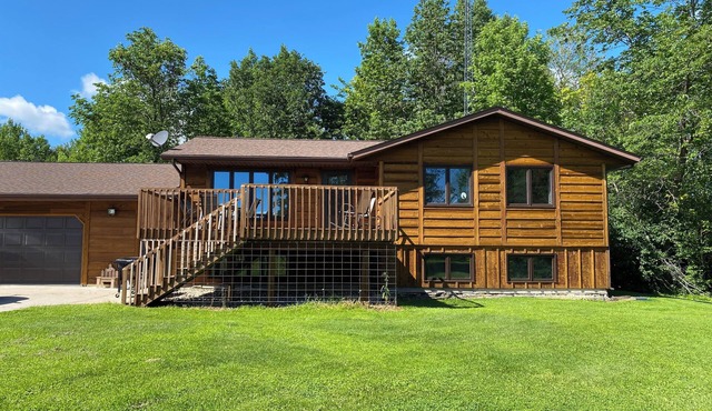 Charming farmhouse upper floor with 2 bedrooms and WiFi, AC in Warroad