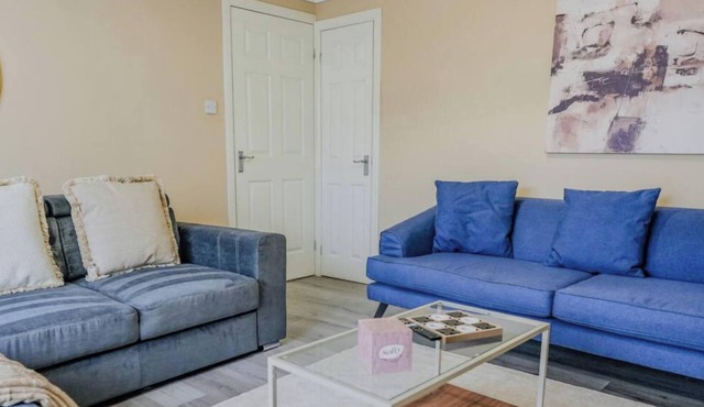 Charming Four Bed House in Livingston