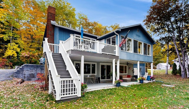 Charming Four-Season Lakehouse with Scenic Views and Activities for All Ages