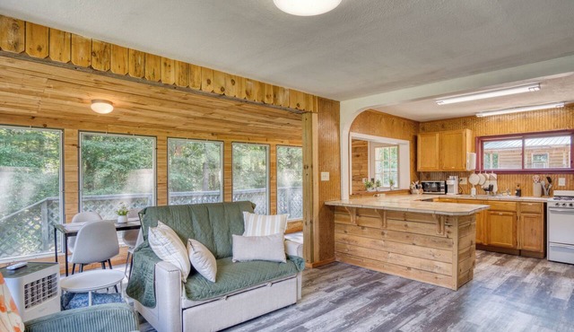 Charming Green Cabin with Dock, Kayaks, Round Lake Access, Minutes to Ludington