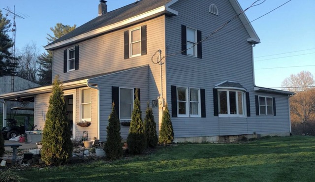 Charming home in prime location. Close to caves/state park/lake/shopping…