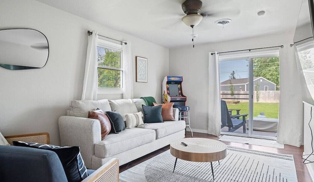 Charming Home- Pet-Friendly- LG Fenced Backyard
