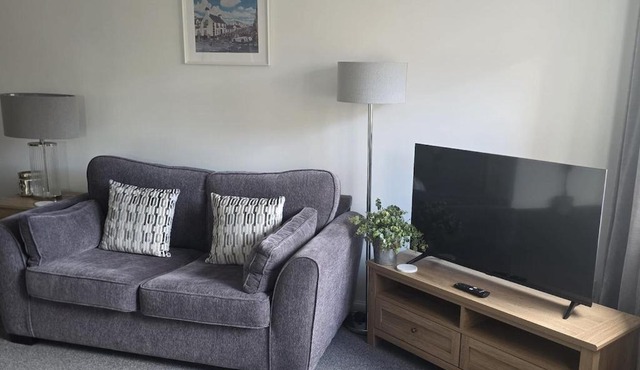 Charming, homely 2 bed flat in heart of village