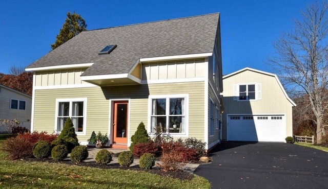 Charming Kittery Cape with Bonus Room & Hot Tub