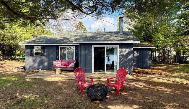 Charming Lakefront Cabin. 100 ft private beach with dock on Lake of the Falls.