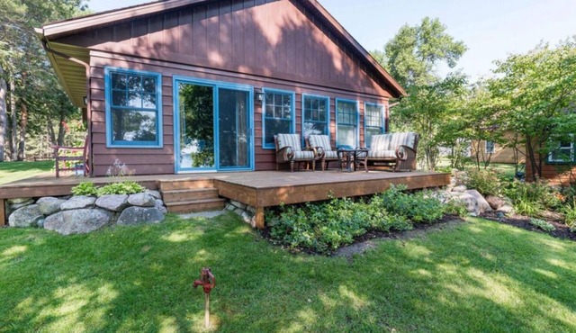 Charming Lakeside Retreat with Great Room & Fireplace - Your Perfect Getaway!