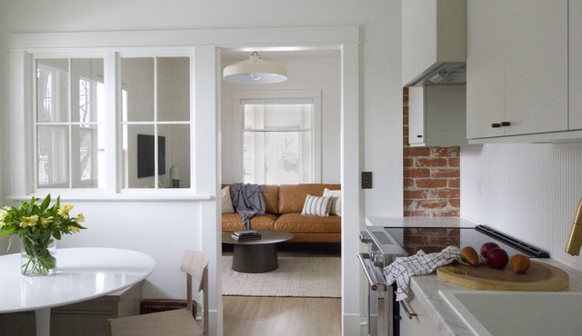 Charming Modern Cottage - Close to everything!