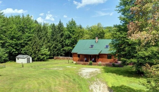 Charming pet friendly (small dogs with review) log home w/plenty of privacy!