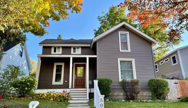 Charming Petoskey Grove Home - minutes to Gaslight District, Bayfront parks