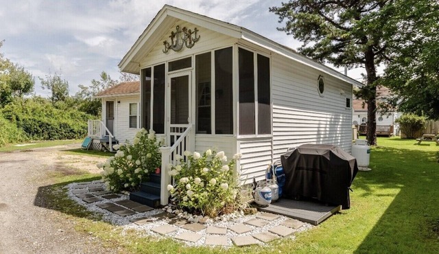 Charming Pine Point OOB Beach Cottage Tiny House, Steps away from the beach