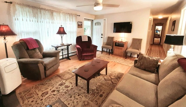 Charming Ranch Home, Backyard Sanctuary, GameRoom, Convenient to Town Center