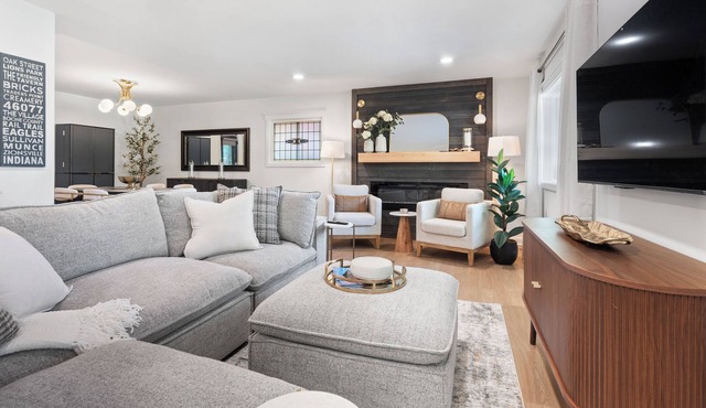 Charming renovated 2-bedroom home & study: Experience Fall in Lovely Zionsville!