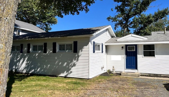 Charming Retreat on Bass Lake five minutes from Lake Michigan and Winery