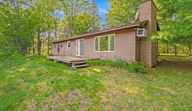Charming riverfront home with fireplace & firepit - dog-friendly, skiing nearby