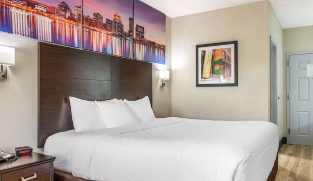 Charming Room near Louisville Zoo | Free Parking, Breakfast & Indoor Heated Pool