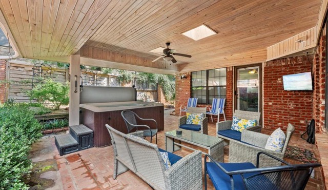 Charming Stay Hot Tub Patio & Antique Charm